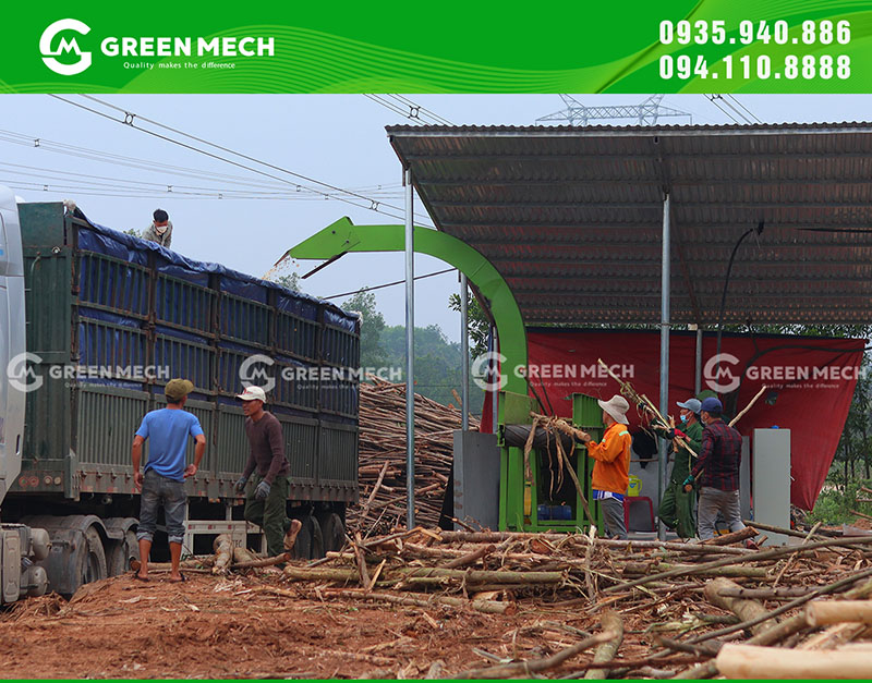 Công nhân vận hành máy băm gỗ tại Quảng Bình