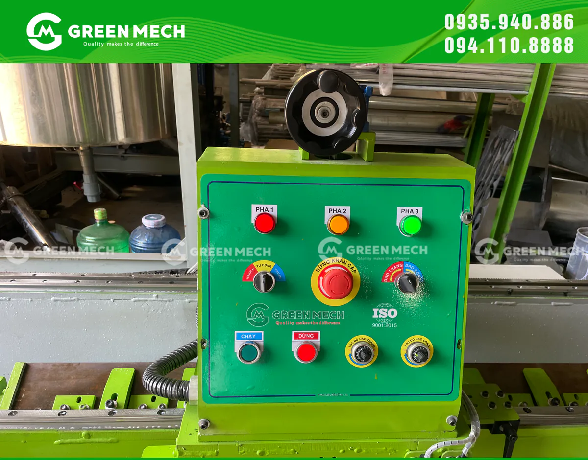 Bảng điều khiển của máy mài dao 2 chế độ được bố trí trực quan, tích hợp lựa chọn dao thẳng/dao cong, hành trình thuận – nghịch – tự động, điều chỉnh tốc độ và nút dừng khẩn cấp.