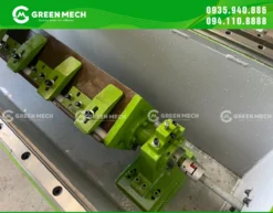Cơ cấu gá và căn góc của máy mài dao 2 chế độ giúp thiết lập vị trí dao phù hợp trước khi tiến hành mài.