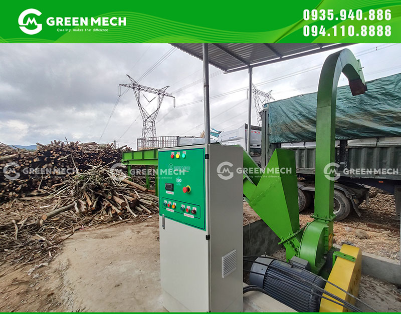 Tủ điện điều khiển và máy băm gỗ tại khu vực nguyên liệu